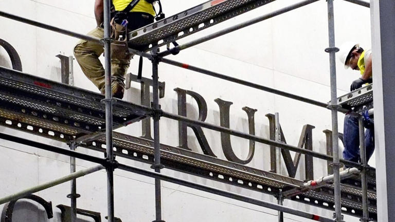 Trump non si arrende e vuole (di nuovo) il suo nome sul Kennedy Center