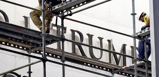 Trump non si arrende e vuole (di nuovo) il suo nome sul Kennedy Center