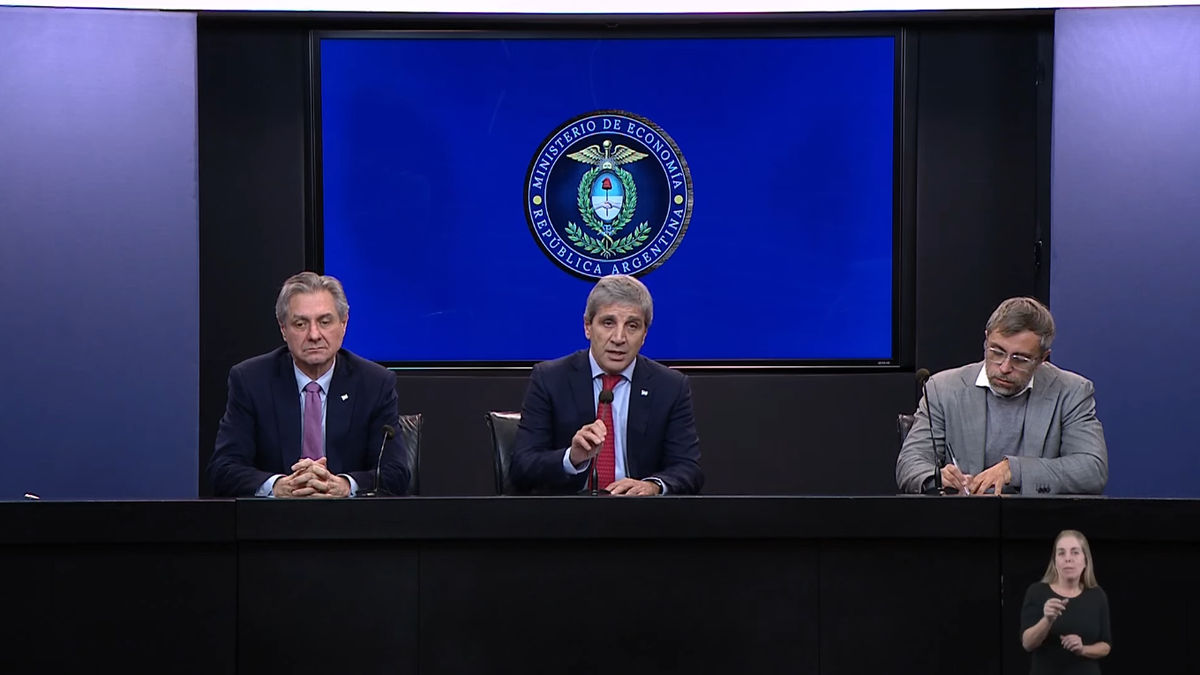 El ministro de Economía anunció ayer que las entidades financieras podrán otorgar préstamos en dólares a empresas que no generen ingresos en esa moneda. (Foto: archivo)
