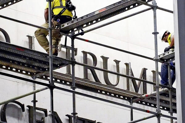 Trump non si arrende e vuole (di nuovo) il suo nome sul Kennedy Center