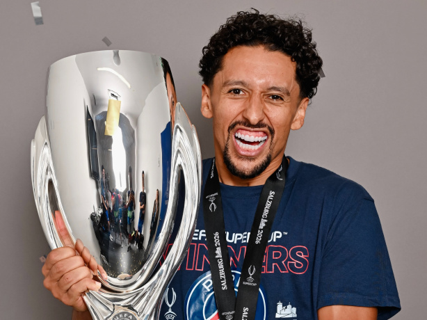 Zagueiro revelado pelo Corinthians se torna o brasileiro com mais títulos na história do futebol