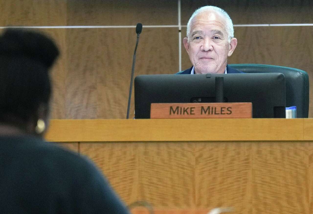 Houston ISD Board of Managers approves superintendent Mike Miles' undisclosed evaluation, bonus