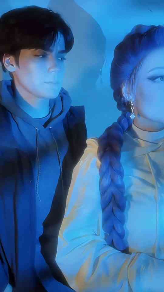 Rumi and Jinu cosplay fans react to their story