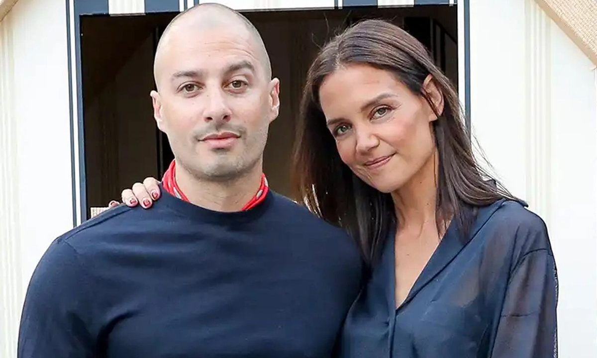 Katie Holmes và tình trẻ hé lộ kỳ nghỉ bên nhau