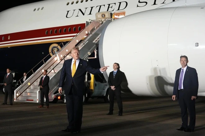 Nghi Iran âm mưu ám sát, mật vụ Mỹ bí mật đổi máy bay cho ông Trump