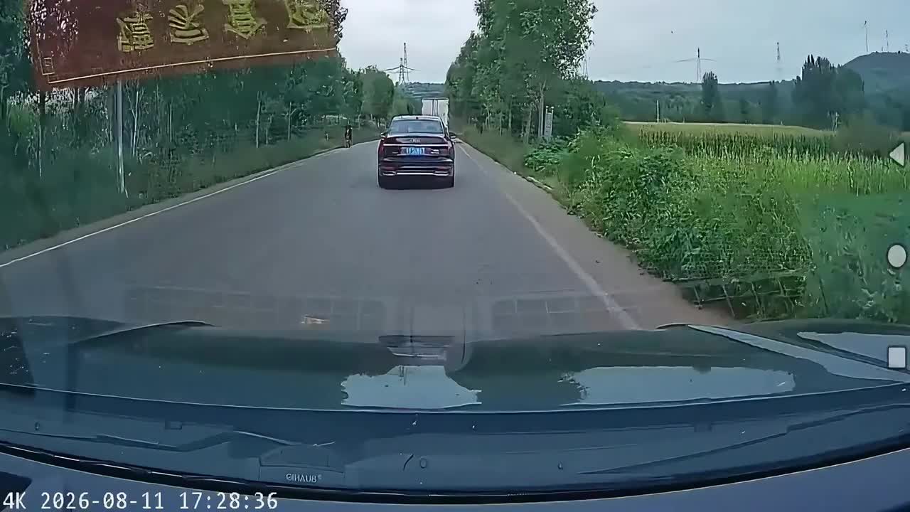 E-bike rider narrowly avoids multiple collisions on road in Shandong, China