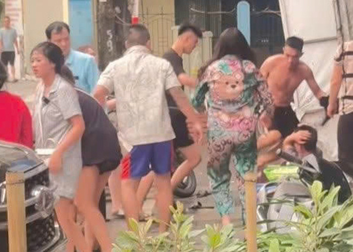 Công an xác minh nhóm người hành hung đôi nam nữ giữa phố Hà Nội