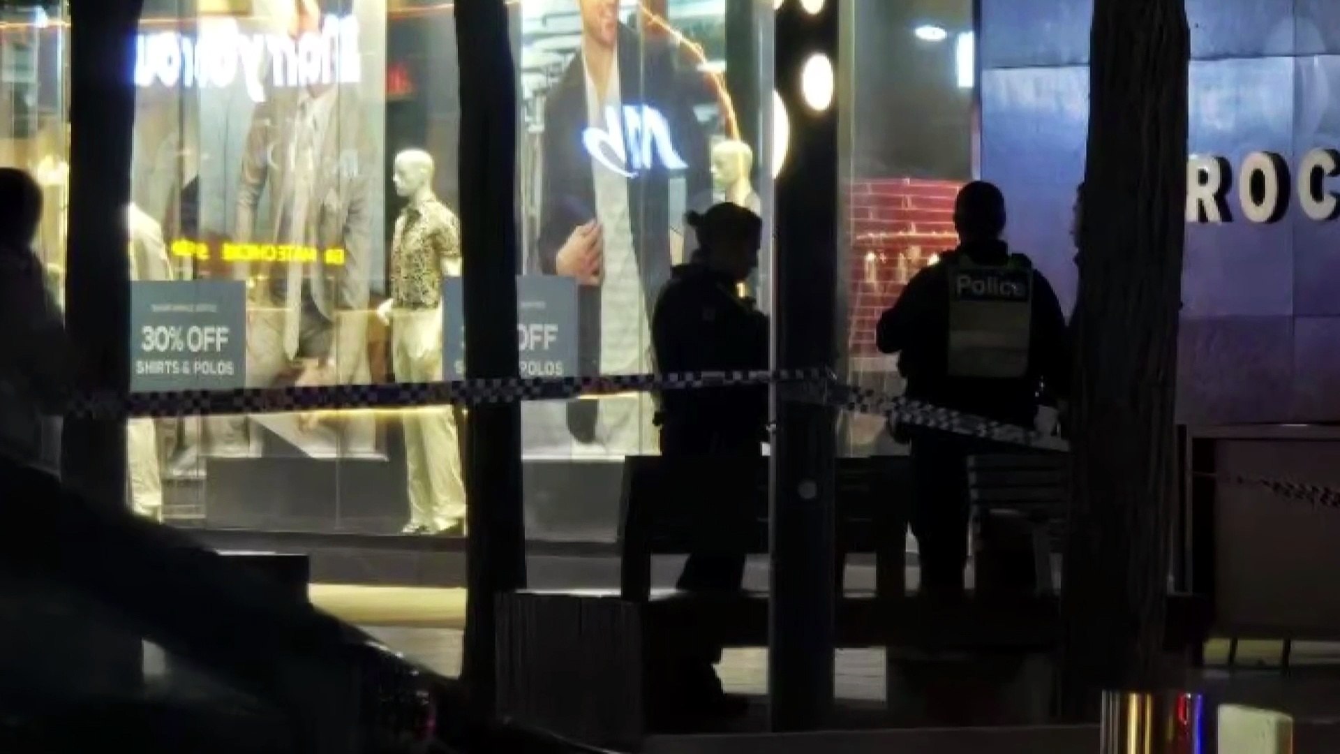 Machetes wielded in shopping centre fight