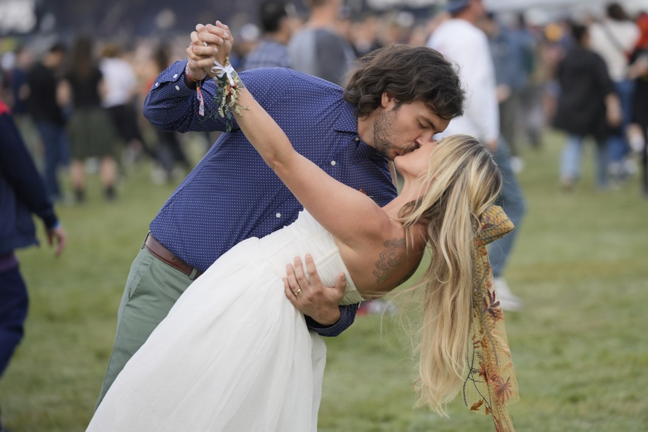 The $449 wedding at a music festival—bees, gophers and drunk well-wishers included
