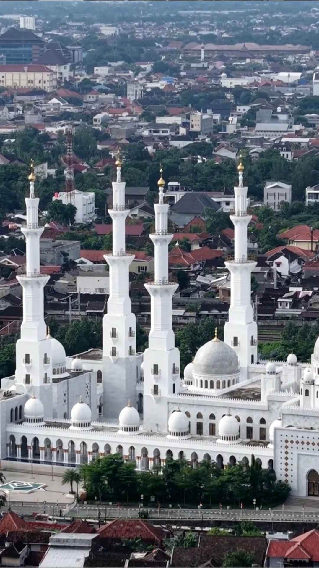 Sheikh Zayed Grand Mosque, Abu Dhabi: Drone discovers minarets and domes
