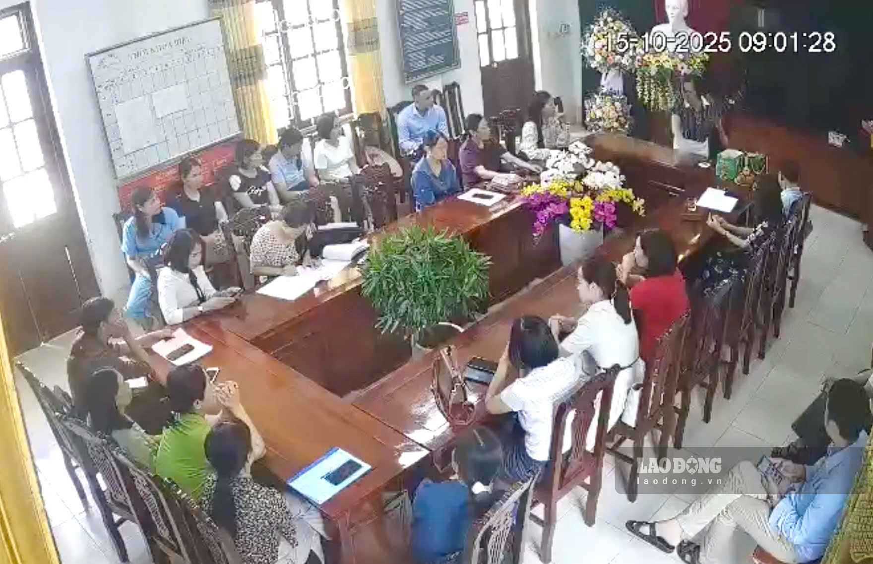 Hiệu trưởng trường tiểu học ở Ninh Bình đập bàn, ném cốc ngay tại cuộc họp