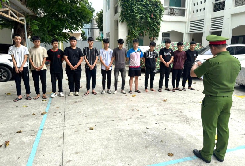 Bắt nhóm quái xế Đà Nẵng vác kiếm Nhật, ba chĩa đi tìm đối thủ hỗn chiến