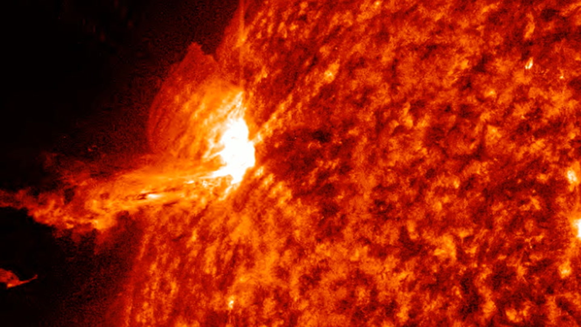 sun-blasts-x1-class-solar-flare-see-spacecraft-footage-in-4k