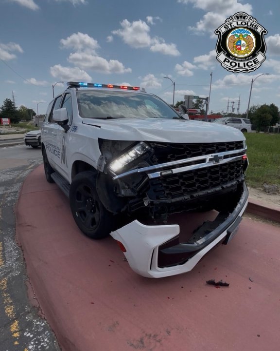 Suspects caught after car strikes St. Louis police SUV