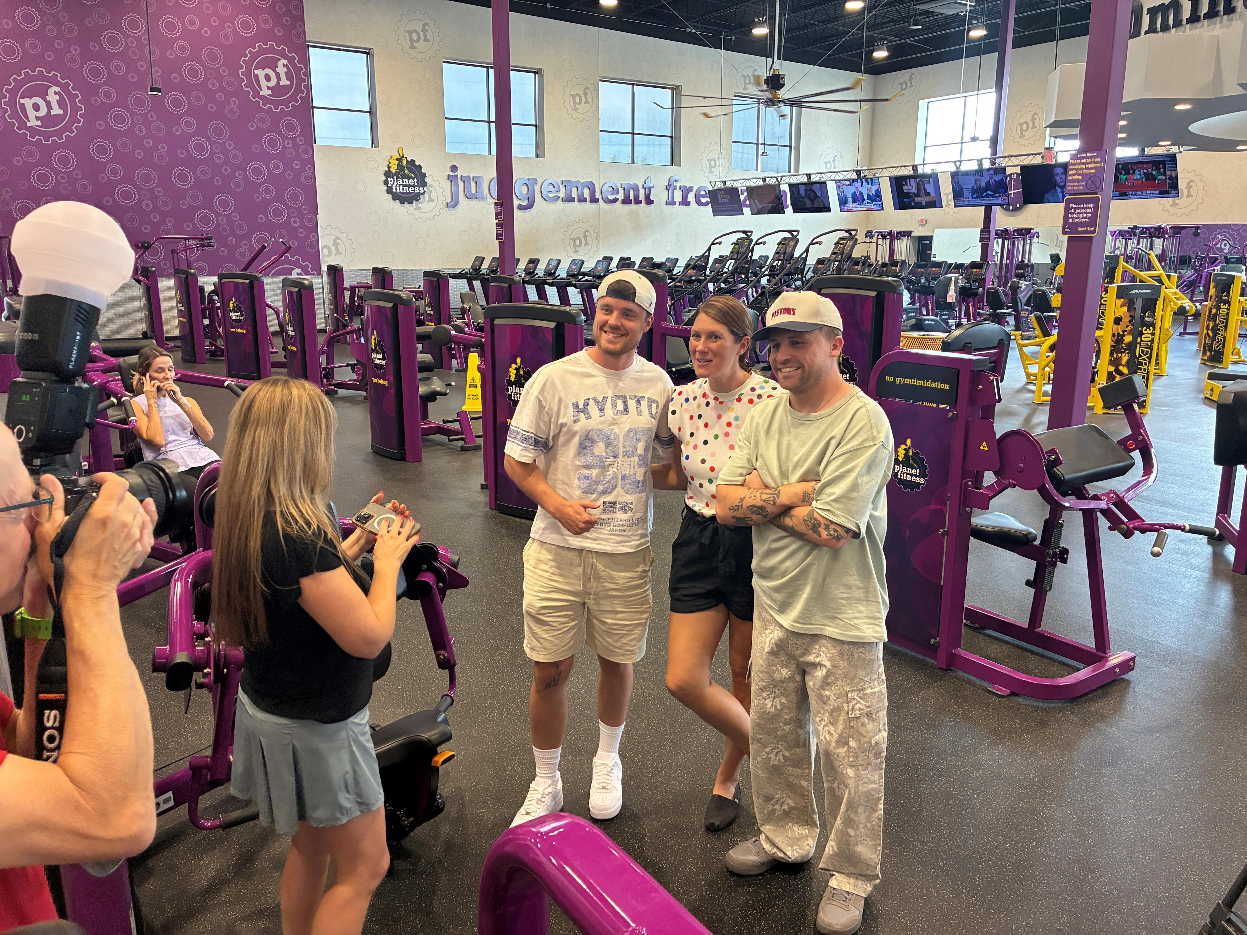 More than 1,000 Josh & Jase fans pack Novi meet-and-greet to see duo