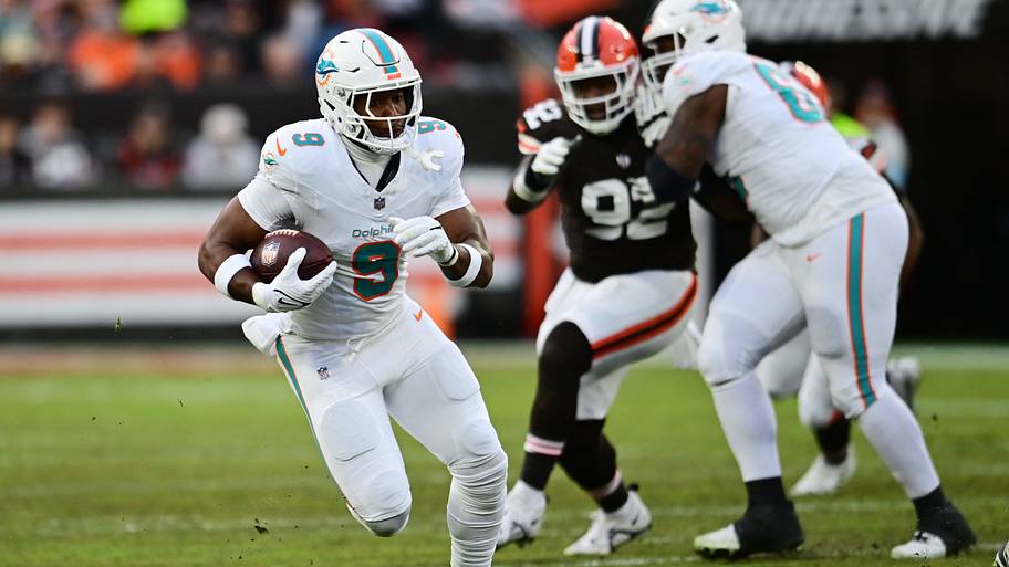 Could the Dolphins bring back Jonnu Smith? Should they?