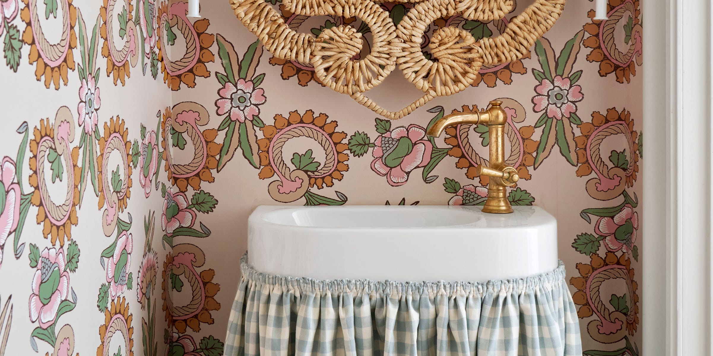 4 things you should never store in a powder room, according to pro ...