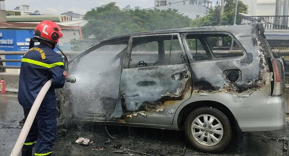 Điều tra nguyên nhân cháy xe ô tô trên cầu vượt tại Hải Phòng