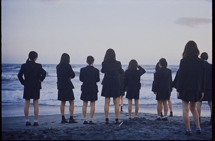 镰仓黄昏遇“天使”!这群穿校服的少女，把海浪拍成青春BGM