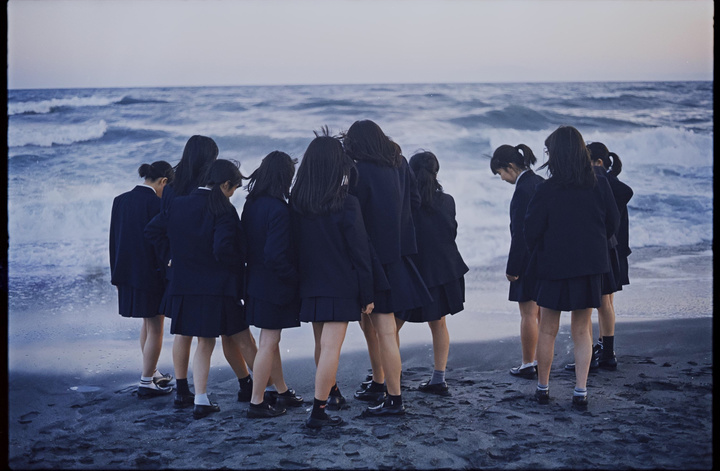镰仓黄昏遇“天使”!这群穿校服的少女，把海浪拍成青春BGM