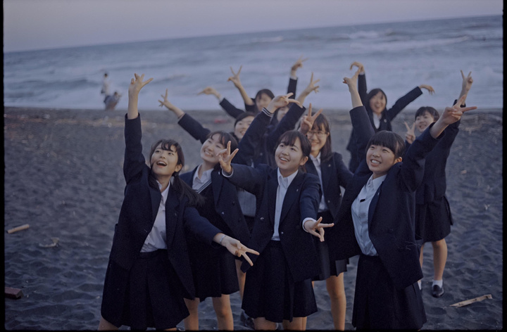 镰仓黄昏遇“天使”!这群穿校服的少女，把海浪拍成青春BGM