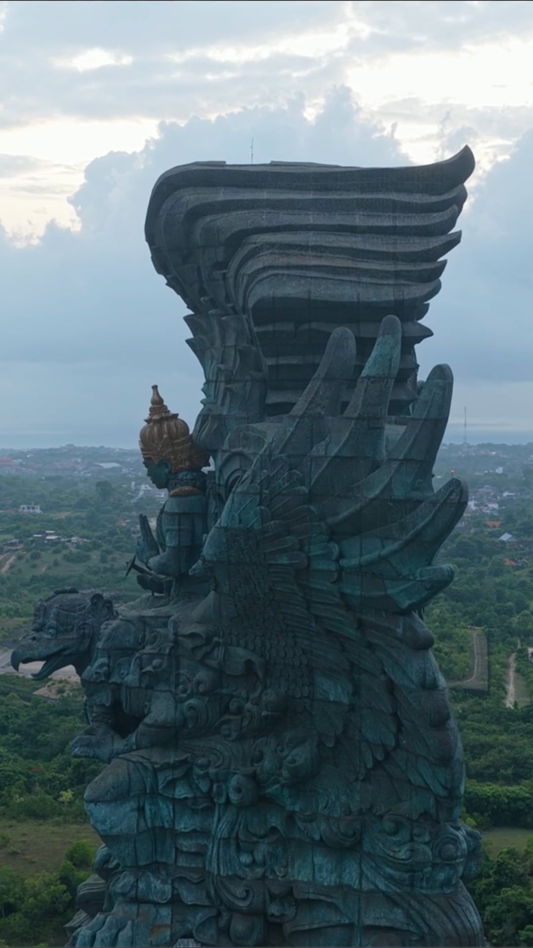 Pemandangan patung GWK yang menjulang tinggi di Bali dari udara ...