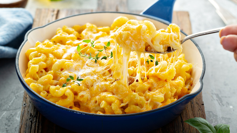Here's how you should be reheating mac and cheese