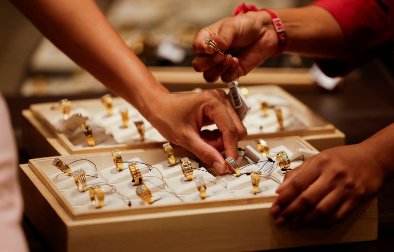 Gold rallies to 3-month high on weaker dollar, bullish technicals