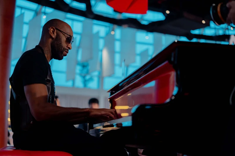 SOOBIN biểu diễn tại Nhà hát Hồ Gươm cùng hai nghệ sỹ từng giành giải Grammy