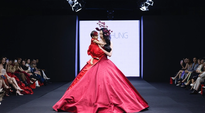 Ngô Thanh Vân cùng con gái làm vedette show thời trang Trần Hùng