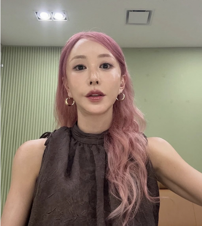 44세 맞아? 슈, 핑크색 머리로 파격 변신.. 충격의 동안 근황