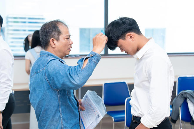 Người anh ngủ gục xuống ghế đá cạnh em trai, cha chải tóc cho con trong ...