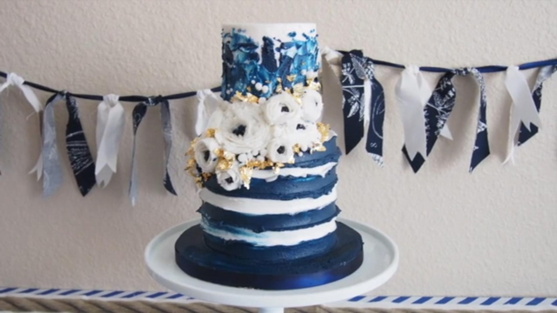 stunning-blue-and-white-floral-painted-cake