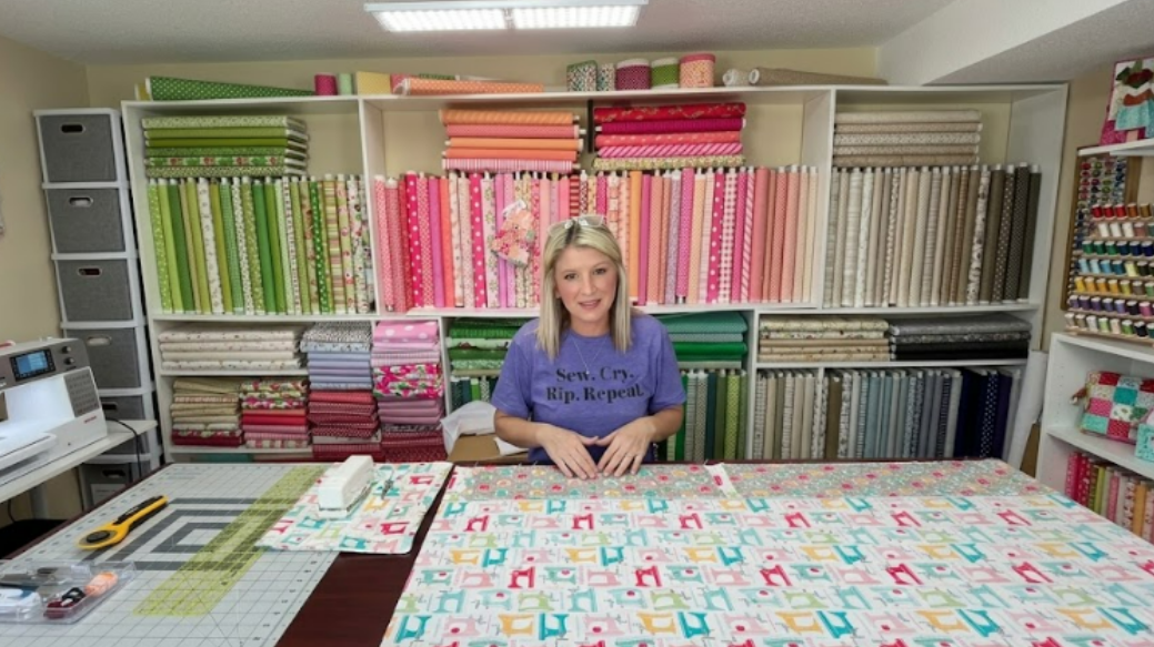 Easy sewing machine mat with handy storage pockets