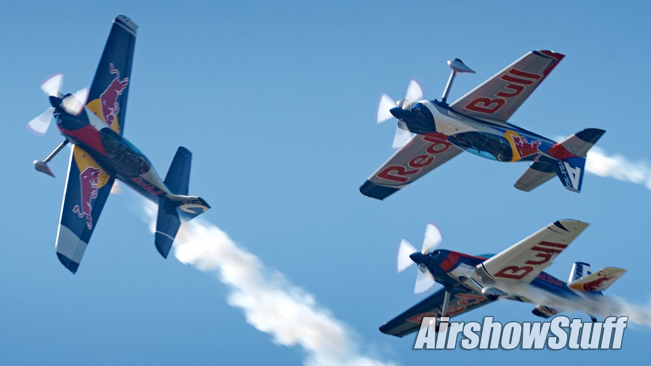 Watch 4 aircraft fly inches apart at 400+ km/h - 