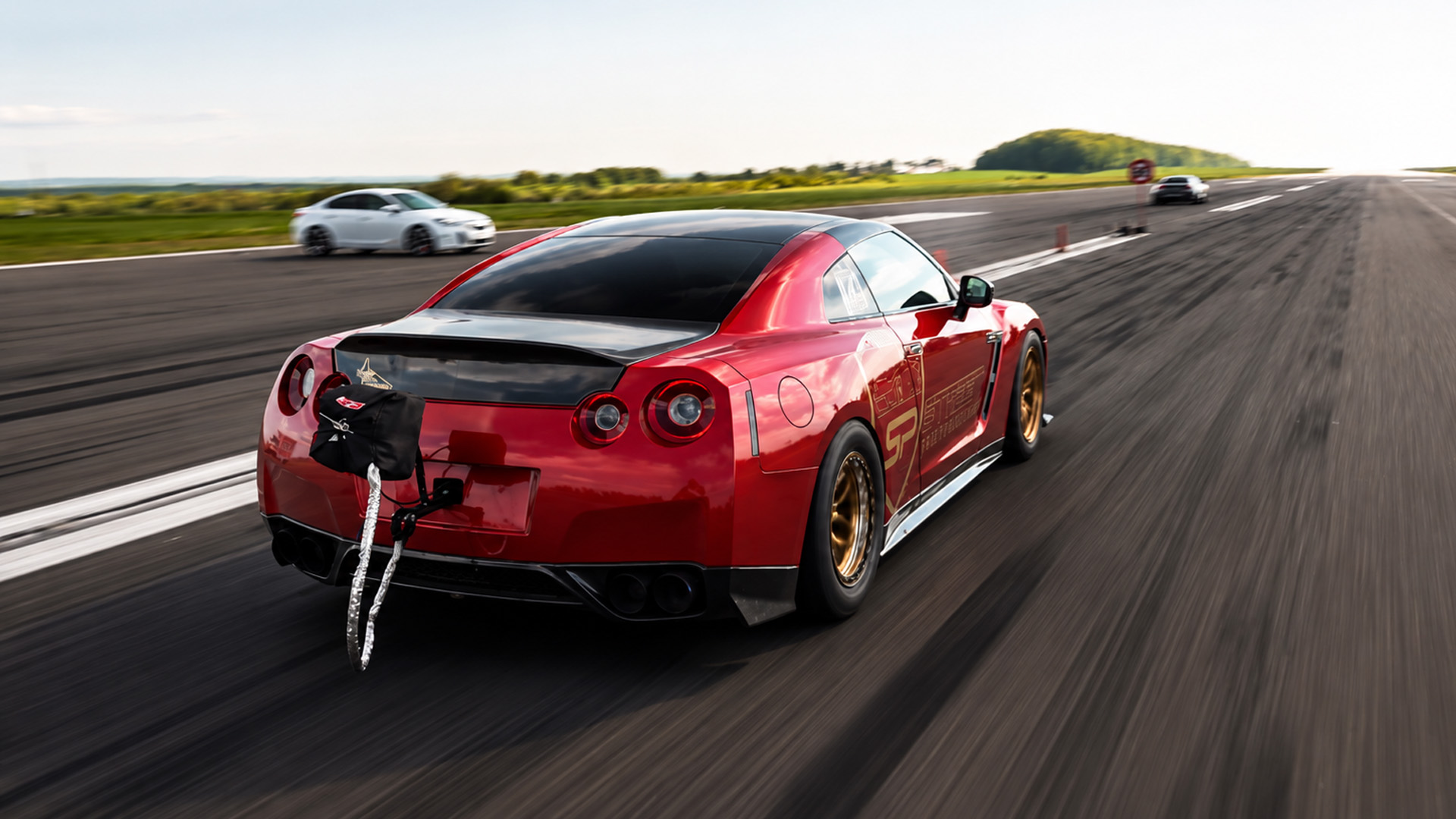 1200HP Nissan GT-R R35 hits 339 km/h on straight line