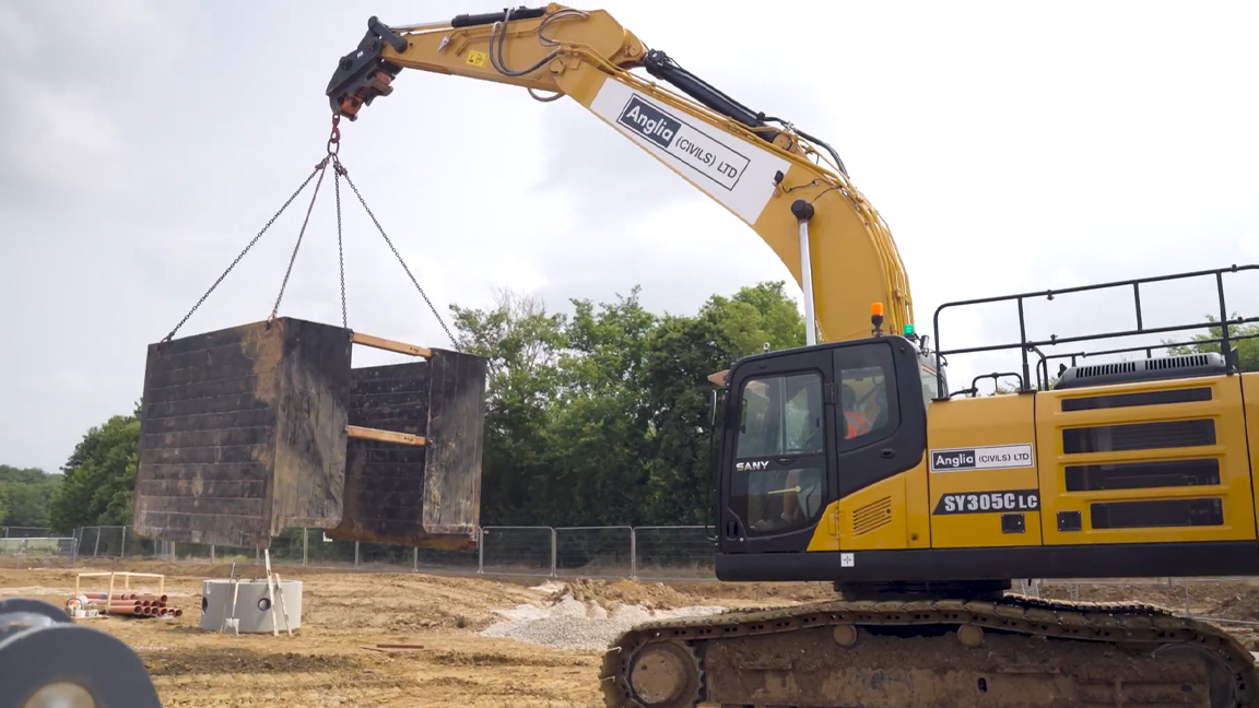 This Excavator Carefully Lift a Massive Structure