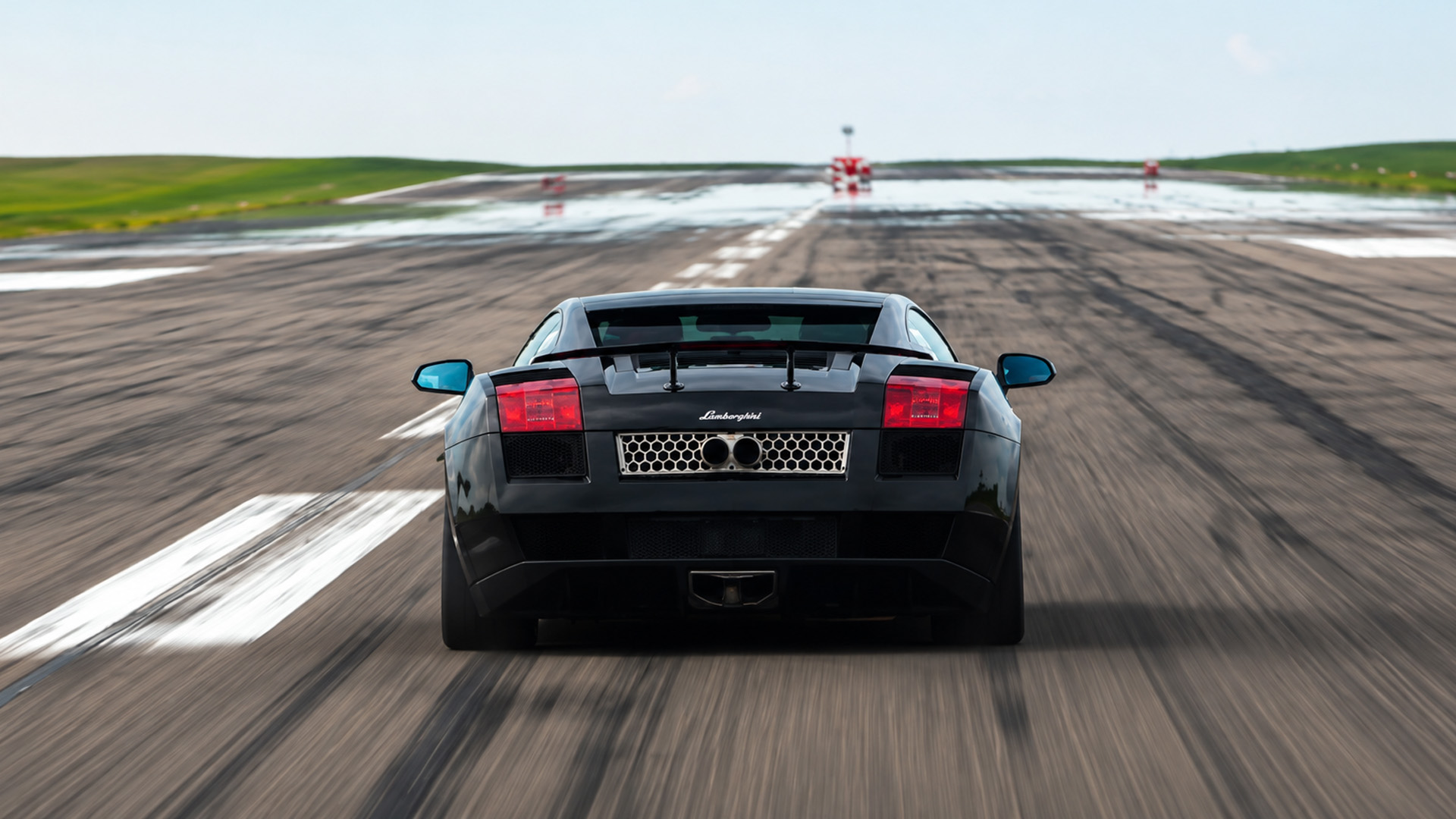 Lamborghini Gallardo hits full speed on straight track