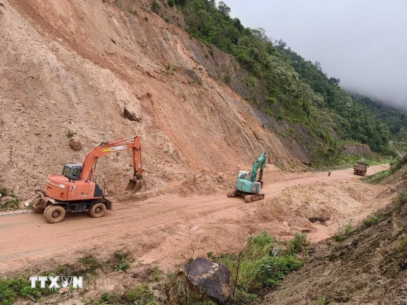 Quảng Ngãi thông xe đường tránh đèo Văn Rơi, tiếp tục xử lý các điểm sạt lở mới