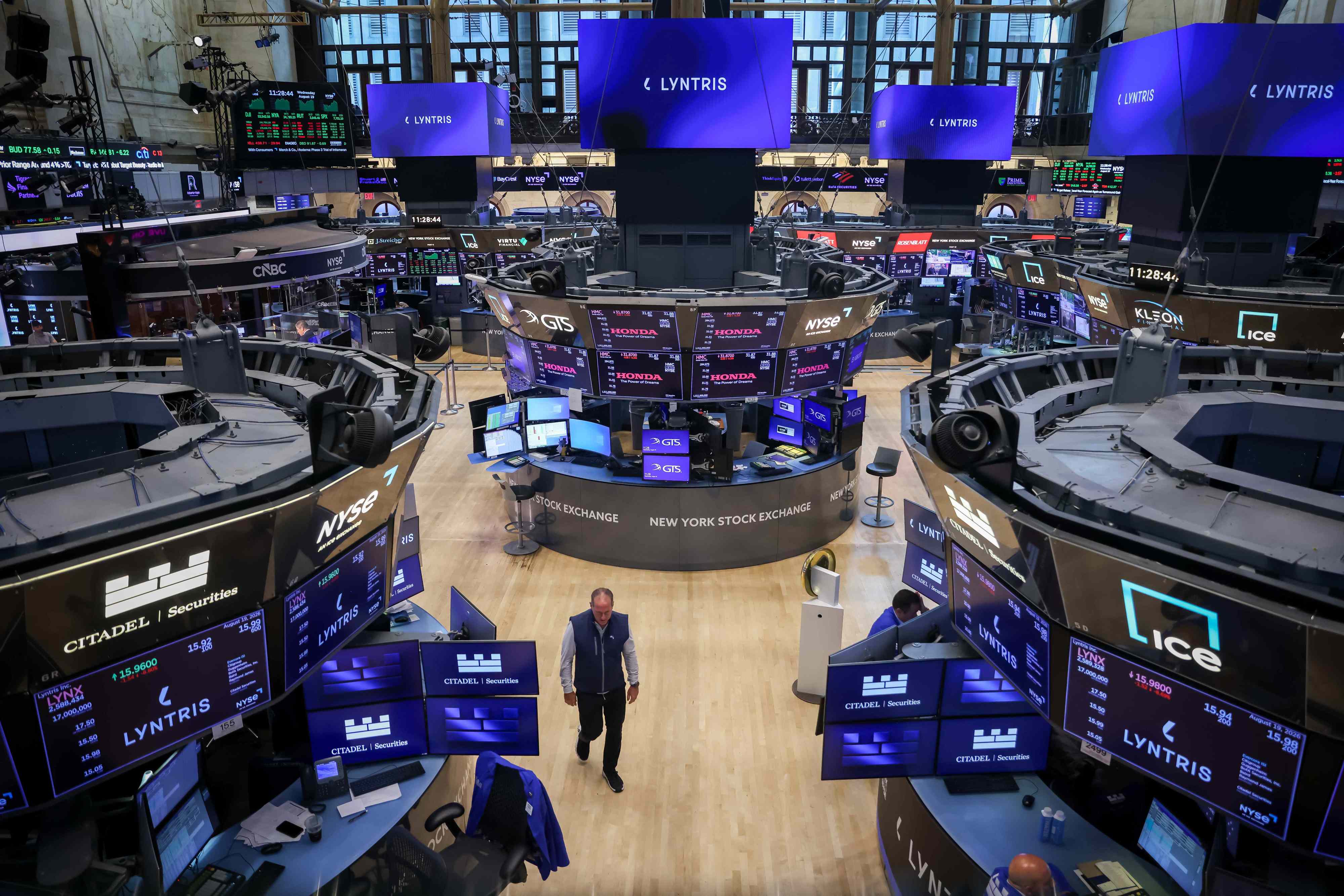 Stock market today: Major indexes rise at end of turbulent week as Treasury yields edge higher, oil prices hold steady