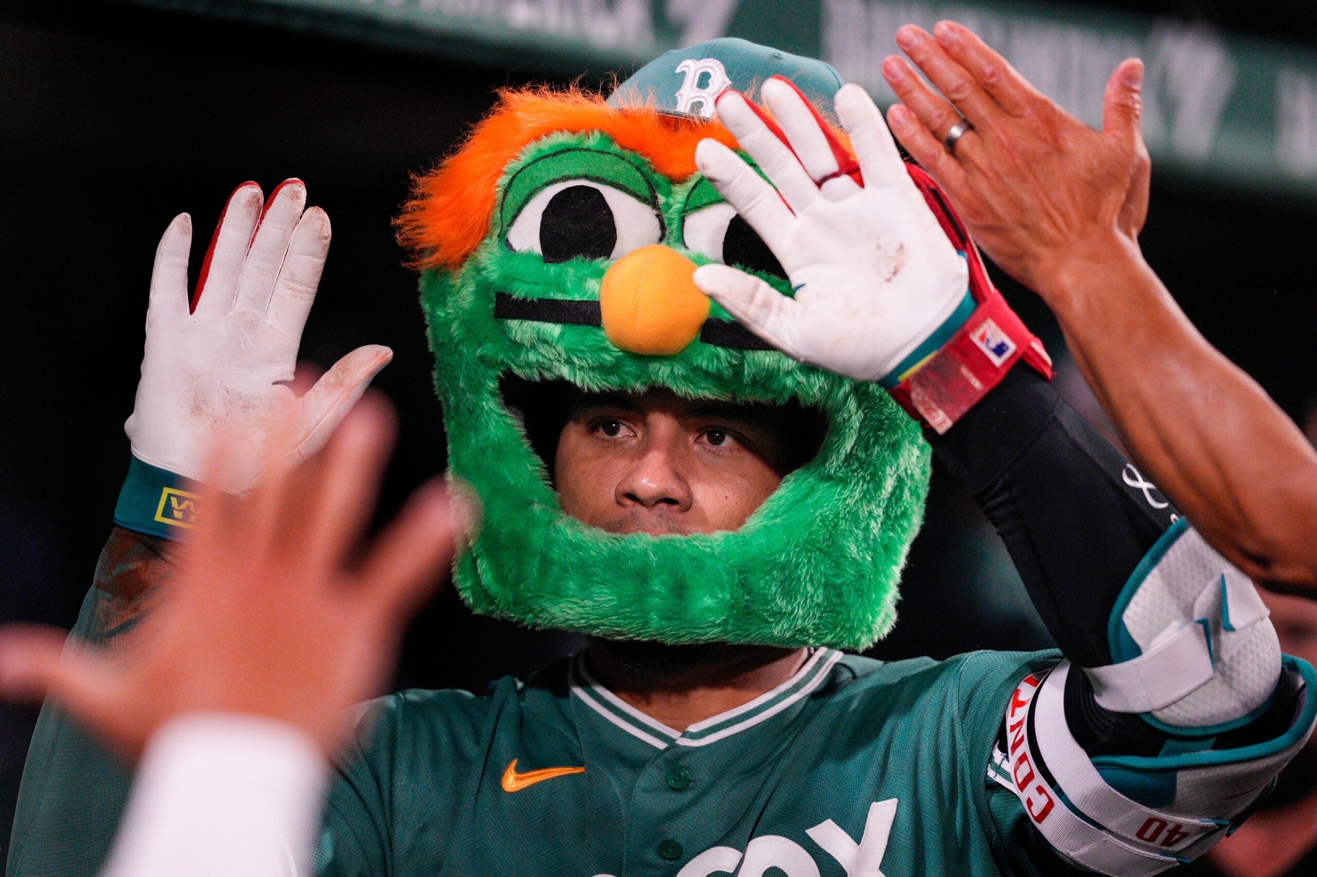Red Sox' Willson Contreras, Giants' Rafael Devers each hit 400-plus-foot home runs in 6-4 Boston win