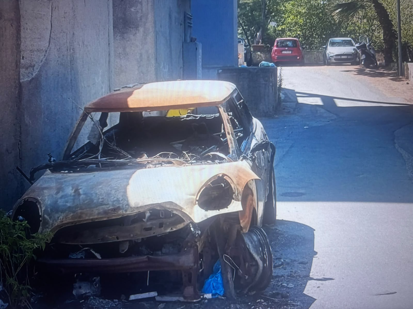 reggio-degrado-a-sbarre-superiori-carcassa-d-auto-incendiata-e