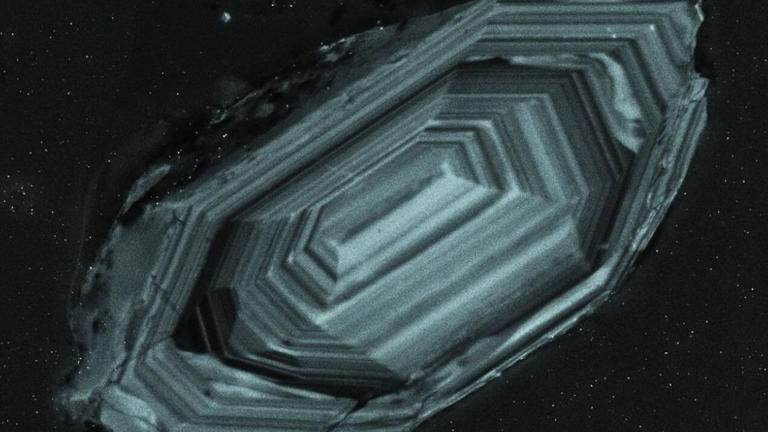 Imagen coloreada de un cristal de circón bajo un microscopio electrónico de barrido (Emmanuel Roquette/Wikimedia CC BY 4.0)