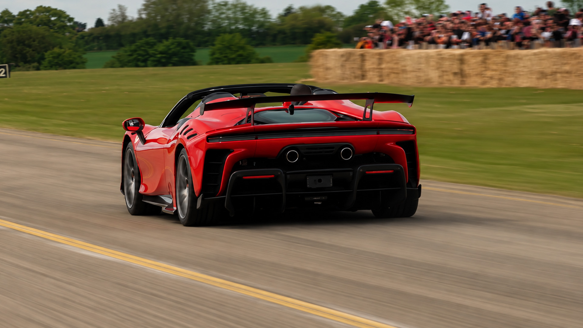 Ferrari SF90 XX Spider gaat vol gas over het circuit