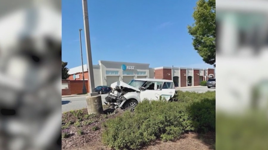 Good Samaritans rescue crash victim in Greensboro at Friendly Center: 'Really about helping out'
