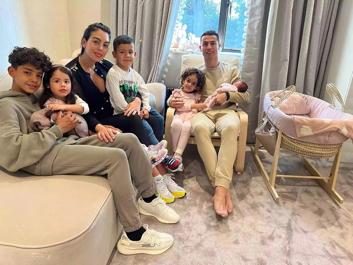georgina-rodriguez-l-m-th-t-c-nh-n-nu-i-c-c-con-ri-ng-c-a-c-ronaldo