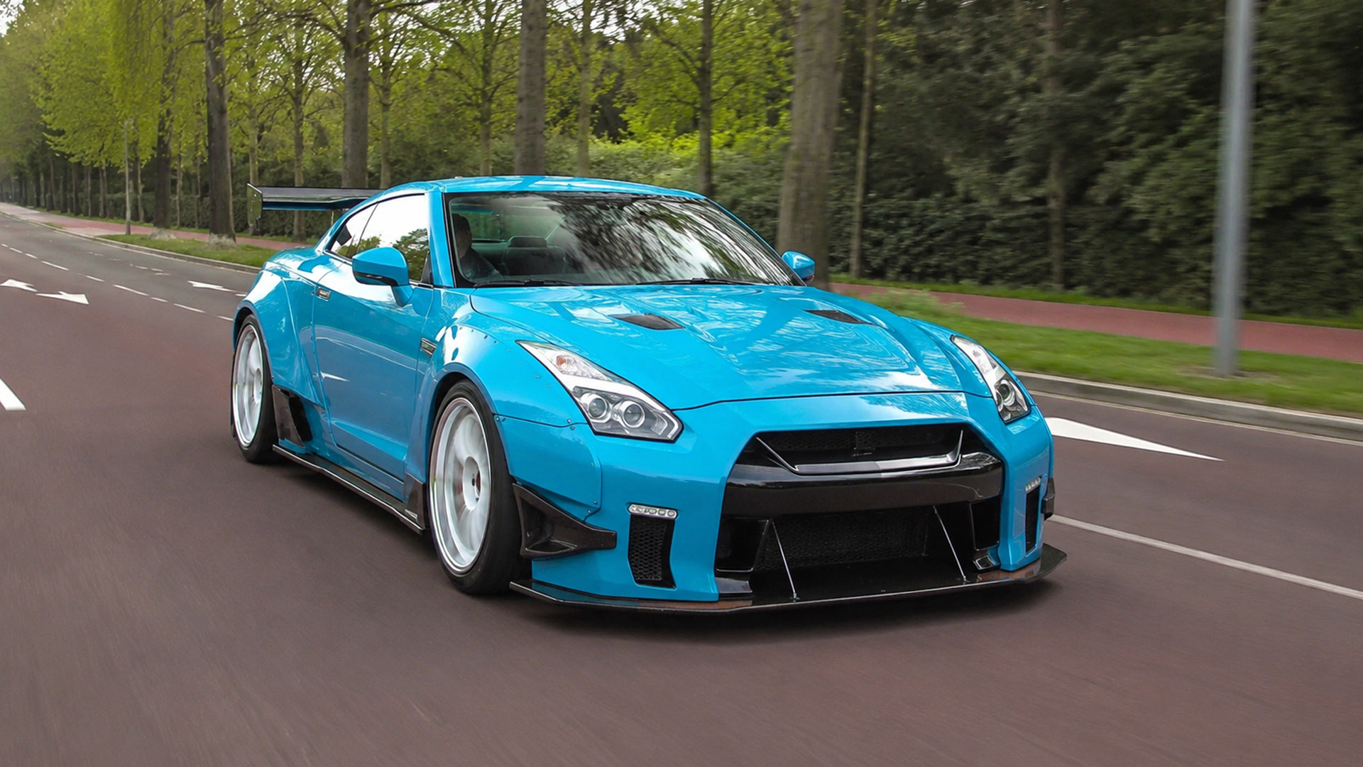 カスタムされた日産 GT-R R35 が街を走る