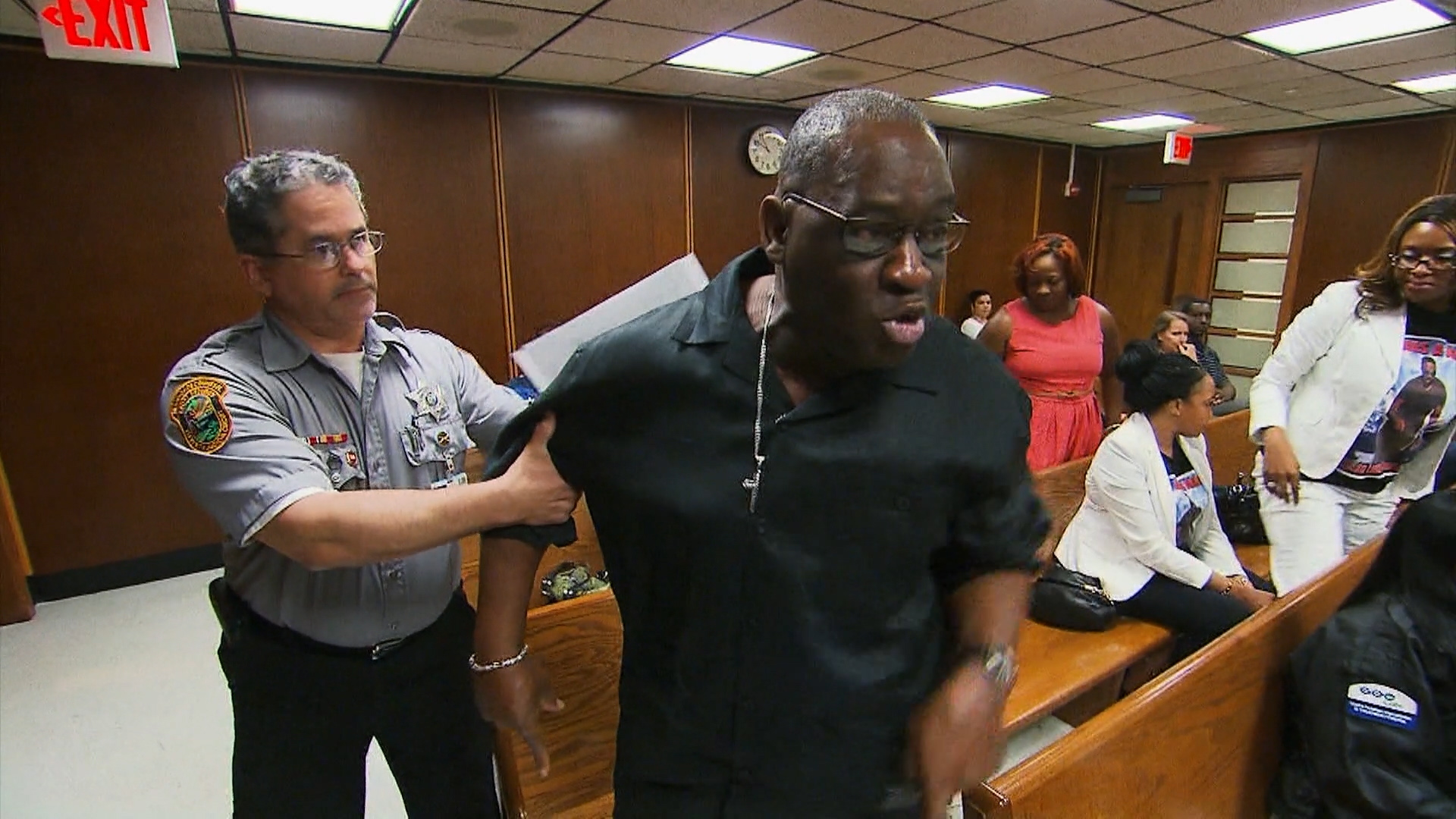 Distraught father removed from courtroom | Court Cam