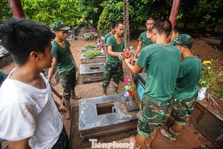 Giữa nắng mưa, những người lính tìm lại tên đồng đội