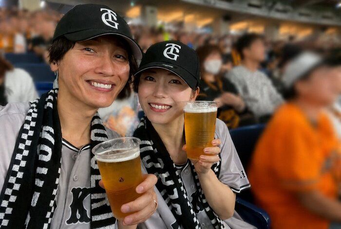 第1子妊娠の横山由依。おなかの赤ちゃんの呼び名は「ぽんちゃん」。夫・後上翔太はおなかに耳を当て、胎動の音を聞く